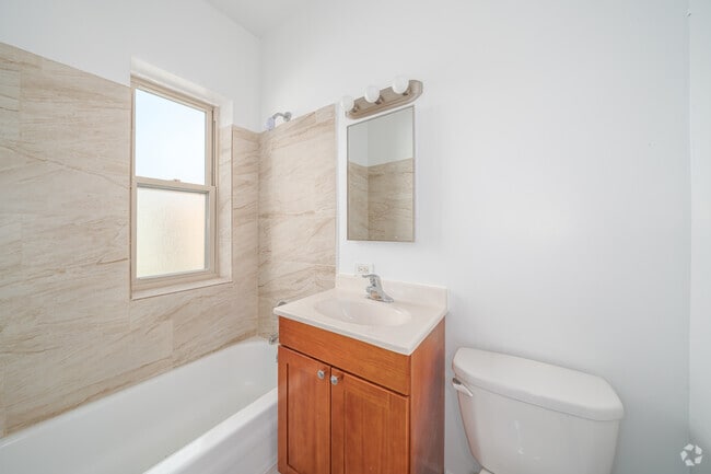 1BR, 1BA - 720SF - Bathroom