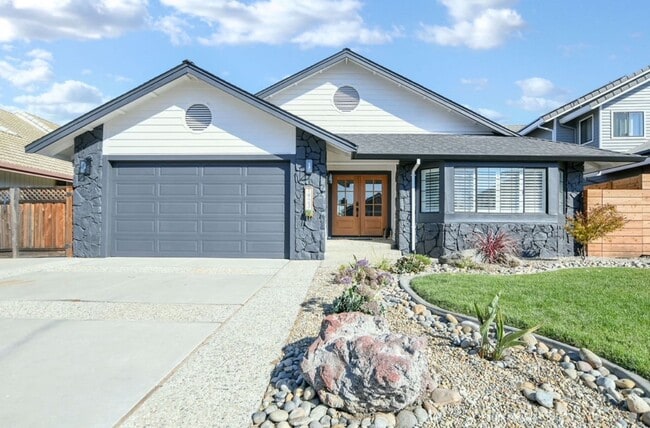 Building Photo - Beautiful Waterfront Single Story Home