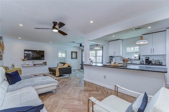 Photo - 113 W Davis Blvd