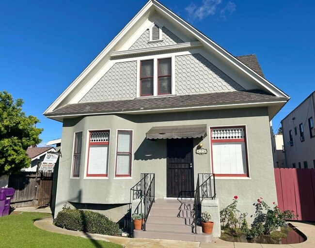 Building Photo - SPACIOUS 2 BD 1 BA W/ ASSIGNED GARAGE & STORAGE | UTILITIES INCLUDED Unit 826