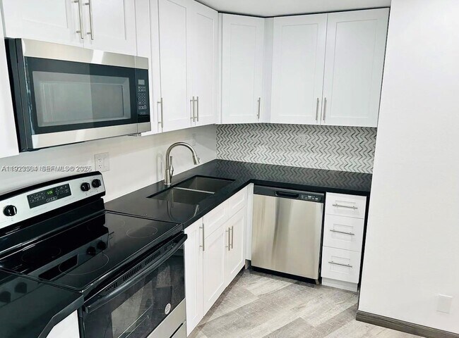 Photo - 800 Parkview Dr Unit 612