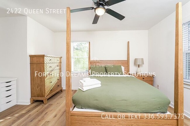 Photo - 2422 Queen St