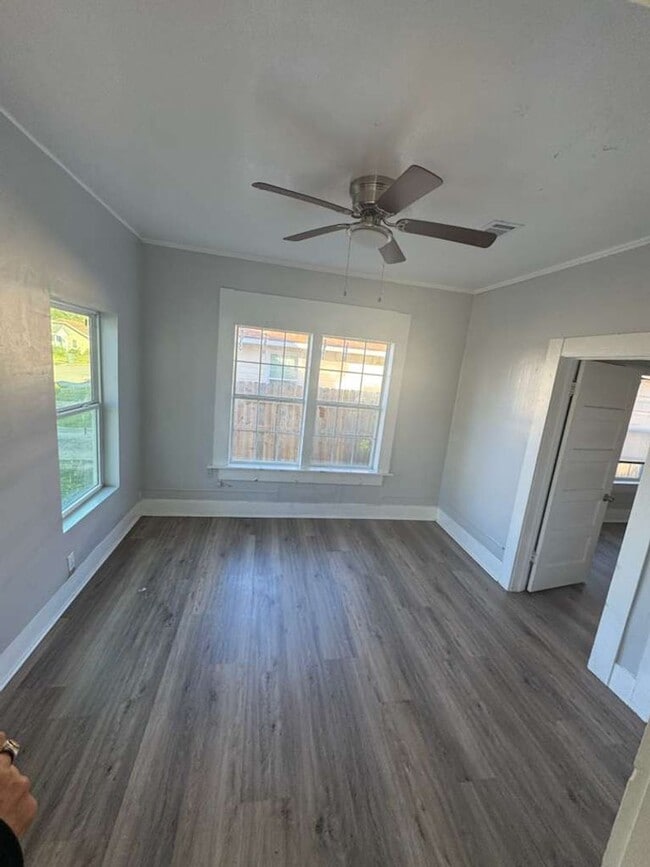 Photo - 160 E Elgie St