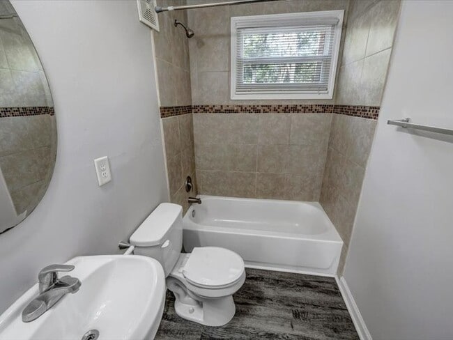 The Pines on Vineville ApartmentsThe Pines on Vineville Apartments Bathroom - Pines on Vineville