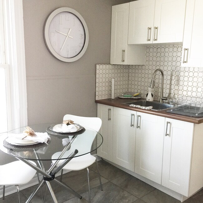 Photo - 18 Fairleigh Av S Unit Second Floor