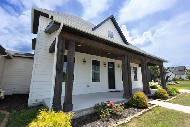 Photo - Executive Property located in Republic with a "furnished option" Don't miss this showstopper!!