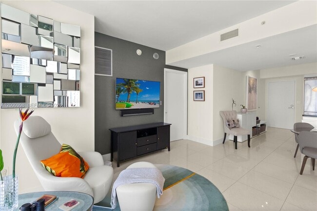 Photo - 92 SW 3rd St Unidad 1202