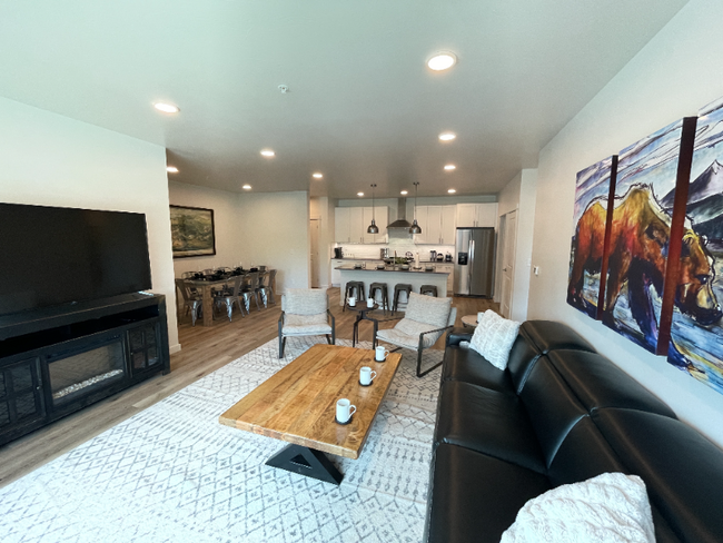 Building Photo - 2221 Willow Dr