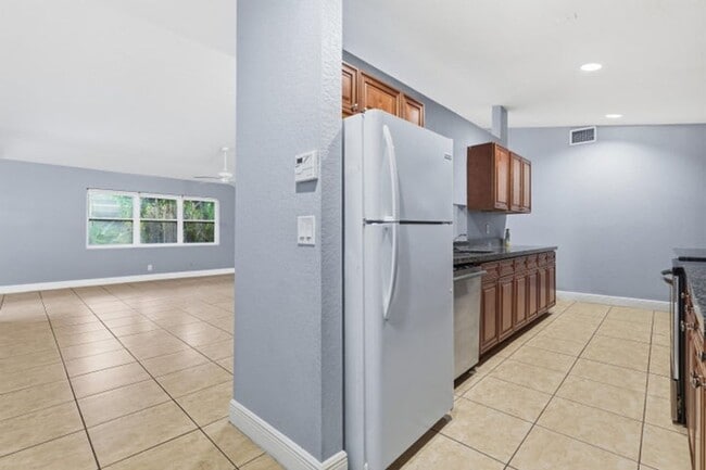 Building Photo - 1029 Staghorn St