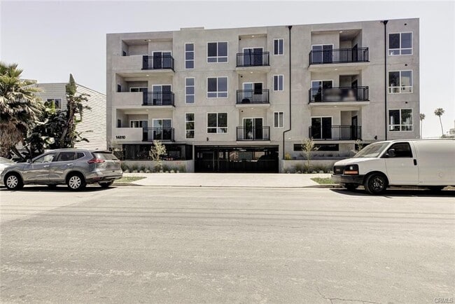 Building Photo - 14810 Delano St Unit 403