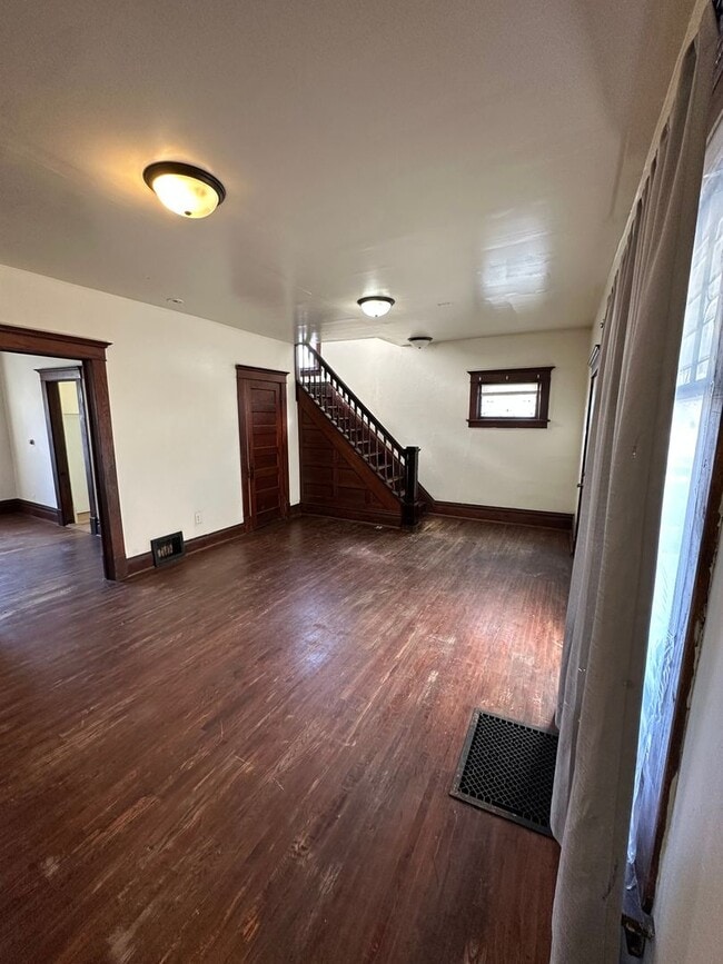 3BD/1BA TWO-STORY HOME - 3BD/1BA TWO-STORY HOME