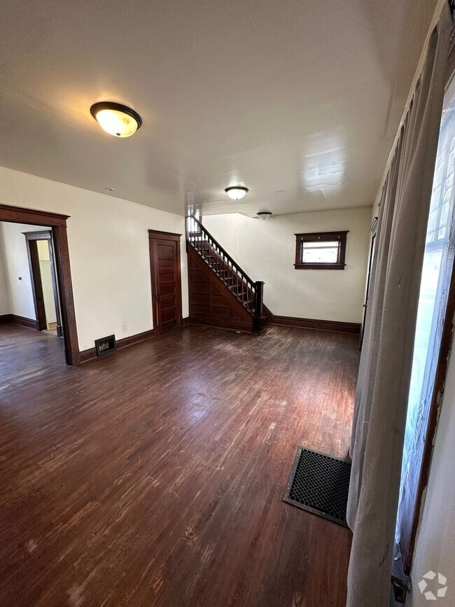 Building Photo - 3BD/1BA TWO-STORY HOME