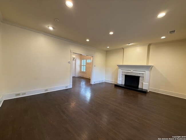 Photo - 334 W Gramercy Pl