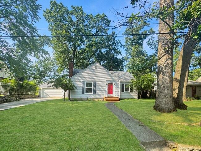 Lovely 3 bedroom 1.5 bathroom Cape Code st... - Lovely 3 bedroom 1.5 bathroom Cape Code st... House