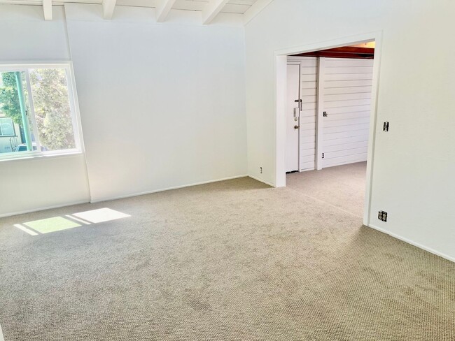 Building Photo - Bright 1.5 bed / 1 bath upstairs apartment...