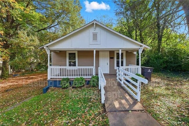 Building Photo - 2051 Bloomfield Dr