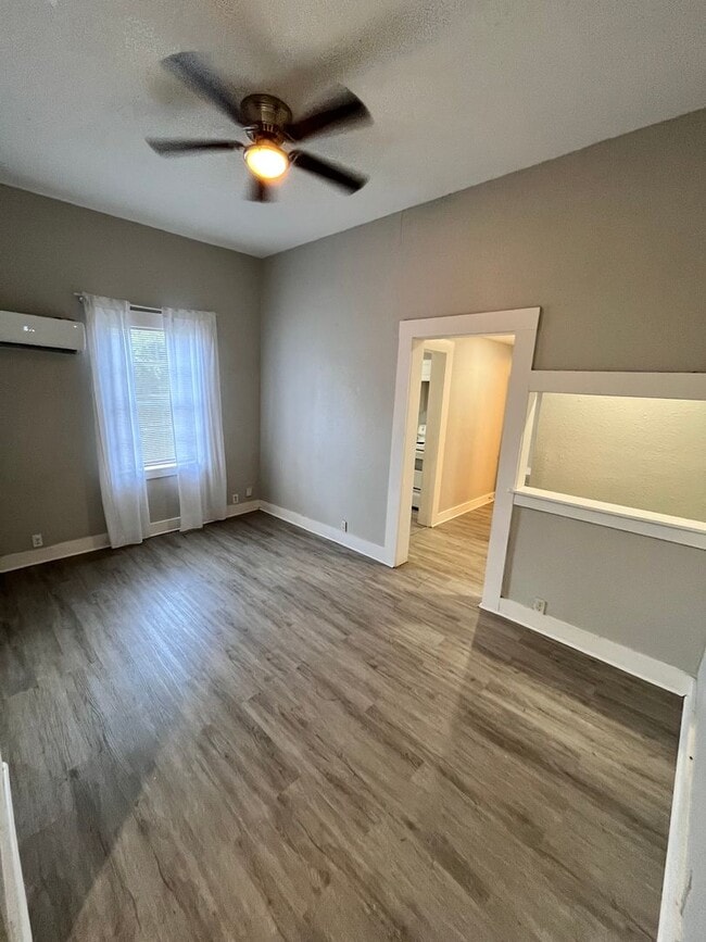Building Photo - Move In Ready 3-Bedroom Apartment! **MOVE-IN SPECIAL** Unit 4