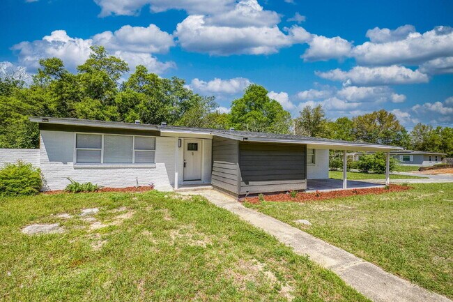 Building Photo - Modern 3-Bedroom Townhome Near Downtown, I...