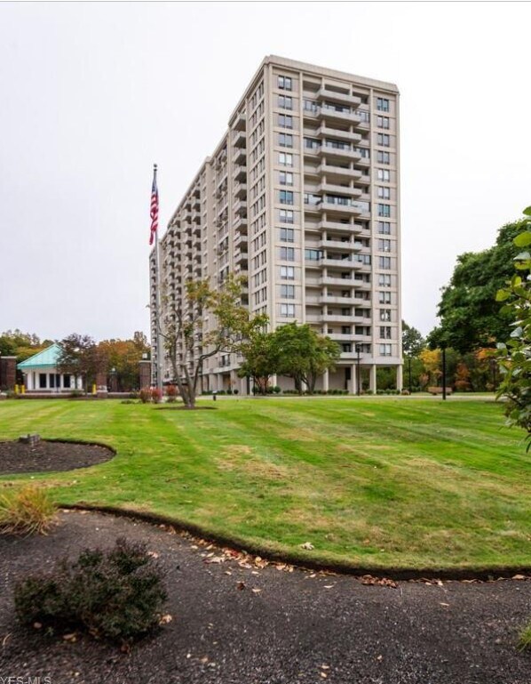 Building View - 1 Bratenahl Pl Condo Unit 407