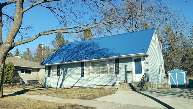 Building Photo - 800 18th Ave NE Unit 800.5