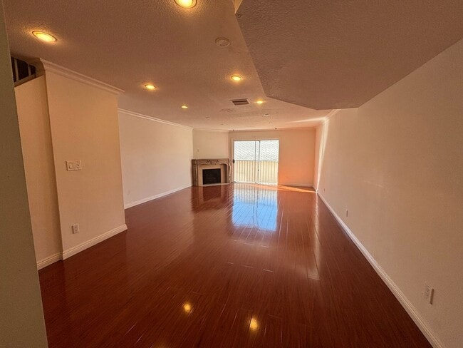 Photo - 10208 Pinewood Ave Unit #5