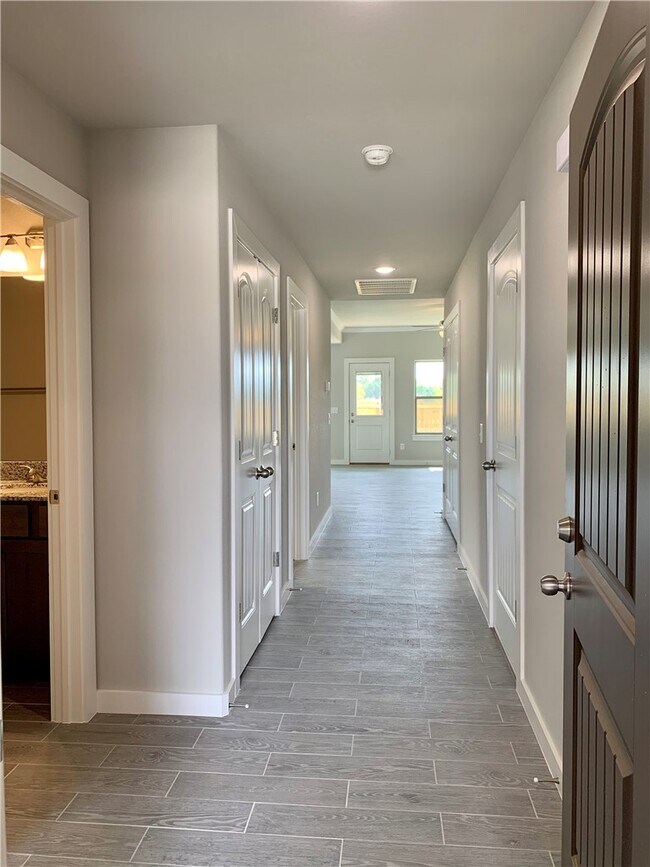 Photo - 432 Red Robin St