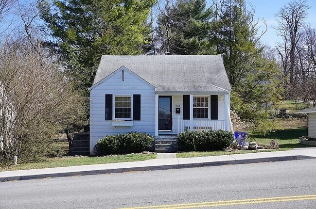 Three Level Home Near Campus - Three Level Home Near Campus