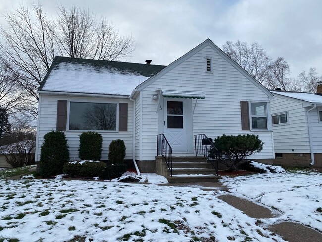 Building Photo - AVAILABLE JUNE - 3 BED 1 BATH