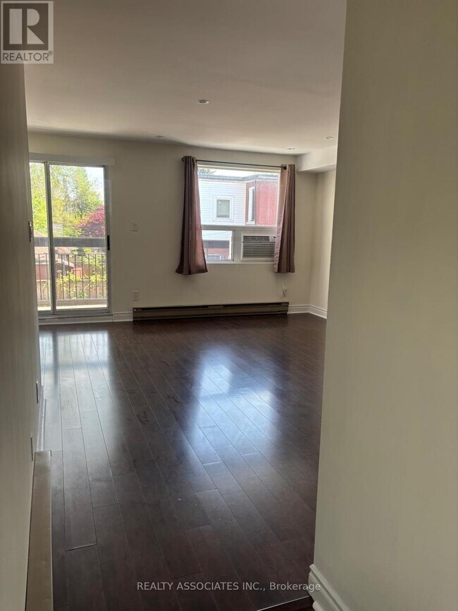 Photo - 1389 Danforth Ave