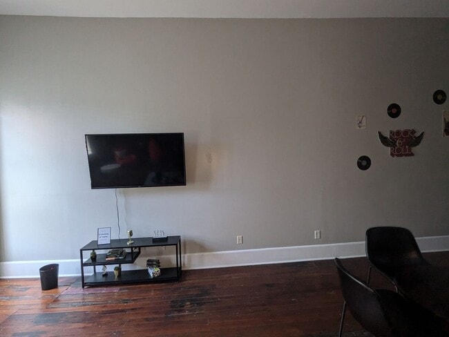 Photo - Cute Upstairs Down Town Apartment!