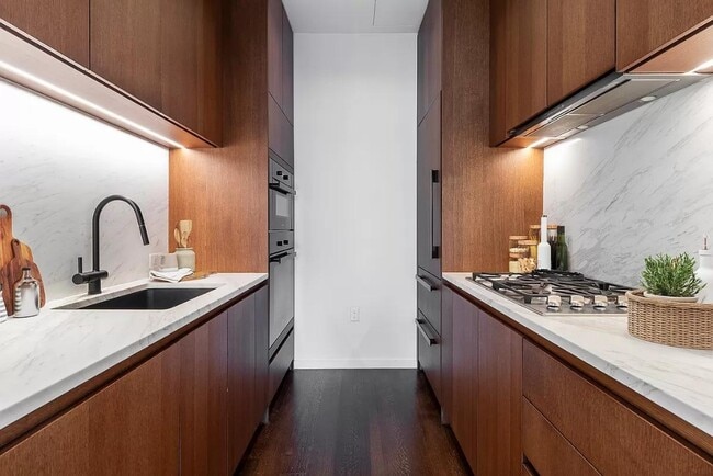 476 Broadway Unit 10-C