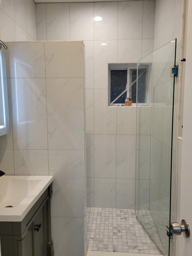 Bath - 8536 102nd St Unit 1