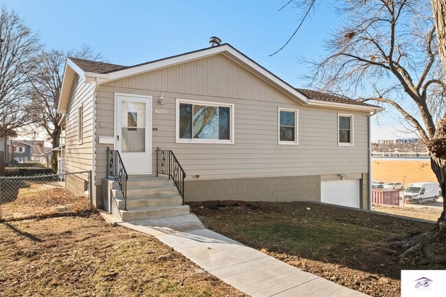 Building Photo - AVAILABLE NOW!