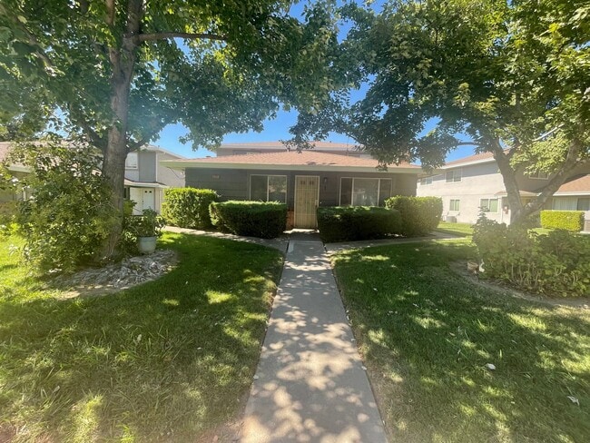 Building Photo - 2 Bedroom 1 Bath Single Story Unit with Co... Rental
