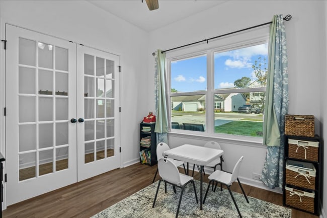 Photo - 1010 Village Ct