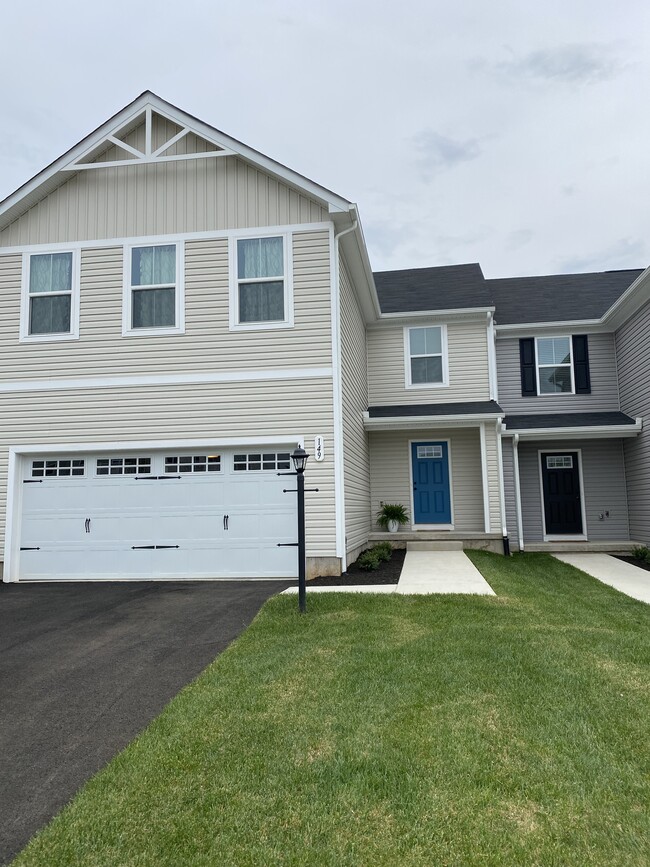 Beautiful new townhouse - 149 Thicket Dr Townhome