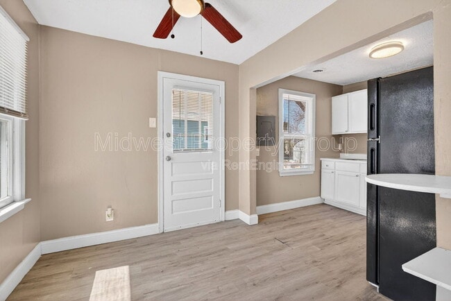 Photo - 8921 Higginson Ave