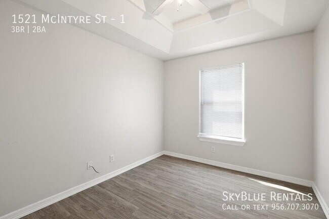 Building Photo - 1521 W McIntyre St