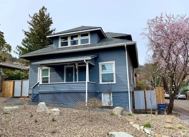 Building Photo - 487 Scenic Dr Unit 487 1/2 Scenic Dr. Rental