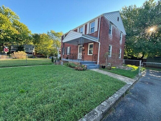 Building Photo - 2856 Fairhaven Ave