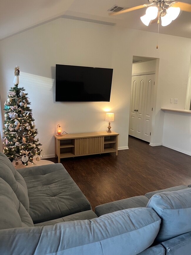 Photo - 208 Robin St