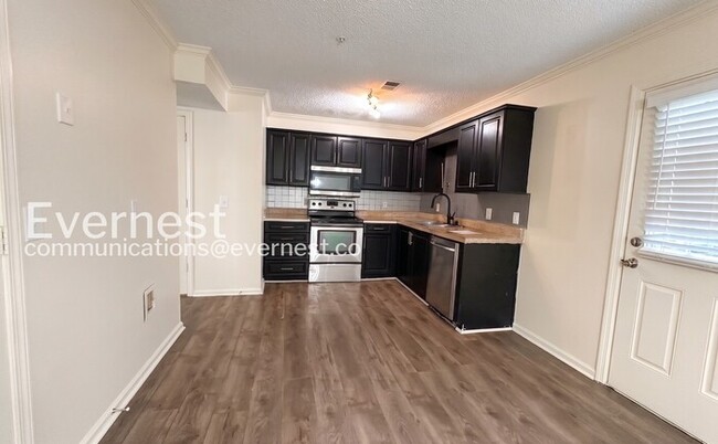Photo - Spacious Town Home with Fenced Yard and Off-Street Parking / Pet-Friendly / 2 Beds, 1.5 Baths /Av...