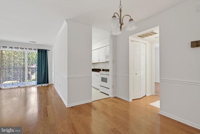 Building Photo - 11260 Chestnut Grove Square Unit 139