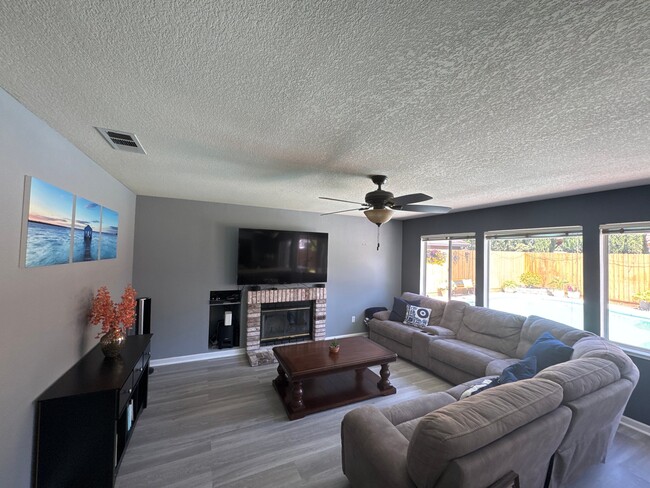 Photo - 924 Long Barn Dr
