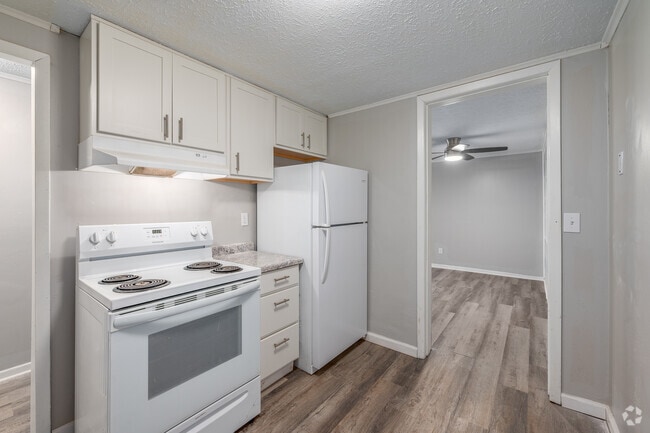 2BR, 1BA - 865SF - Kitchen