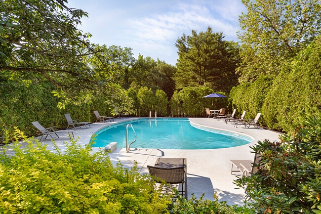 Piscina - Sprucewood Apartments