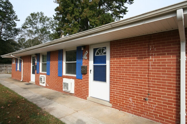 Building Photo - Renovated Apartment Near Duke West / W&D / Garden Plots Unit 2004B