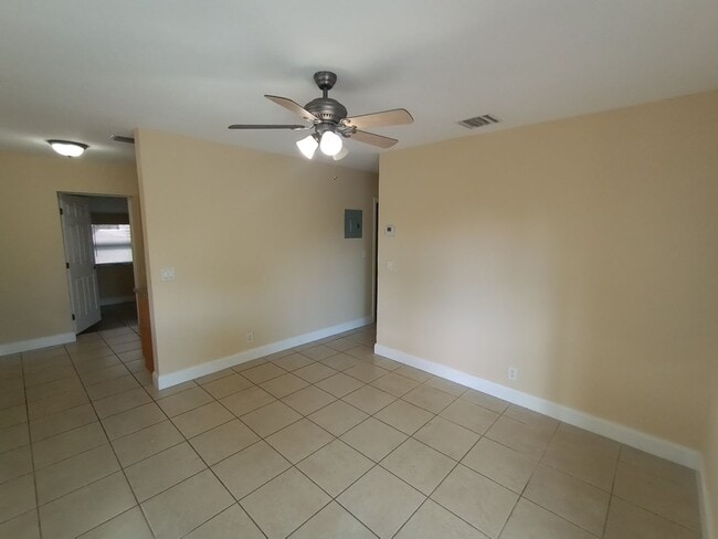 Photo - 3/2 HOME FOR RENT. FENCED BACK YARD