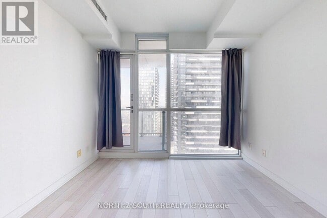 Photo - 290 Adelaide St W Unit 2703