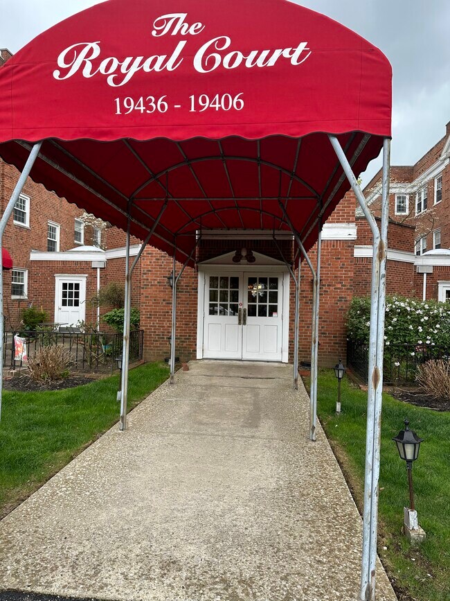 Royal Court Condo Community - 19406 Van Aken Blvd